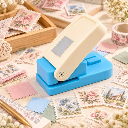 ✂️ Dierovač na okraje známok · Jedným stlačením vytvoríte presný okraj · Odolný kovový mechanizmus · Ideálny na scrapbooking, blahoželania a fotoalbumy!